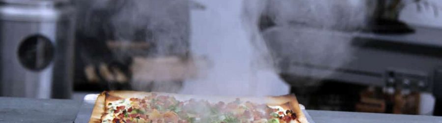 400-grad-hitze-der-grillkurs-mit-weber-und-napoleaon-grills-betriebsausflug-mit-b-ceed Flammkuchen auf dem Grill zubereiten im Team beim Grillkurs mit 400 Grad Hitze