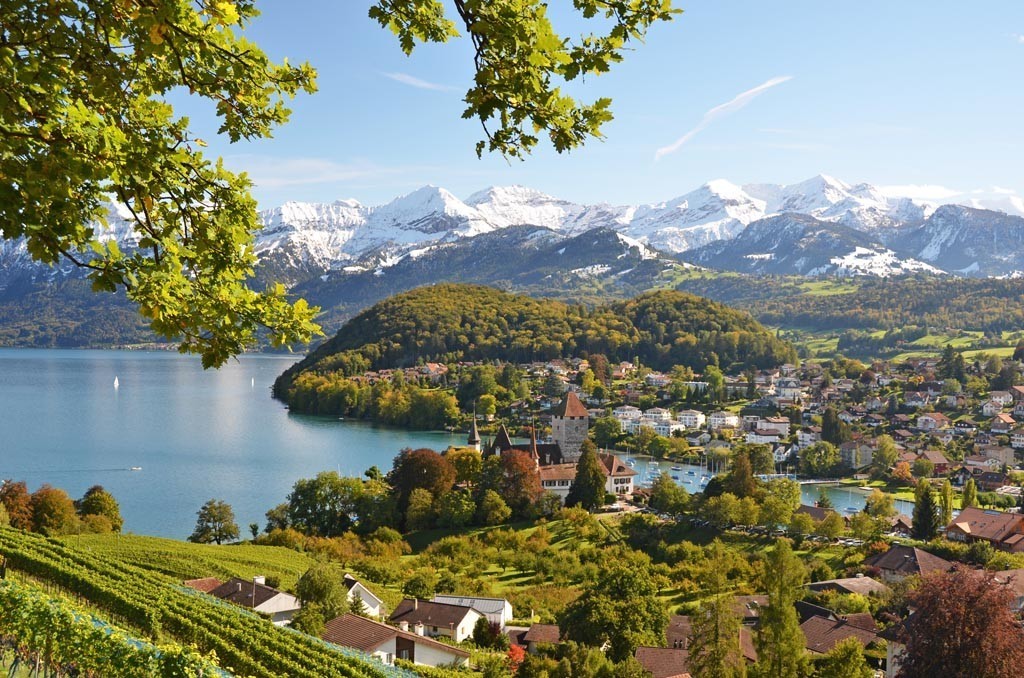 Switzerland offers beautiful valley landscapes, which you will get to know during an incentive trip with b-ceed.