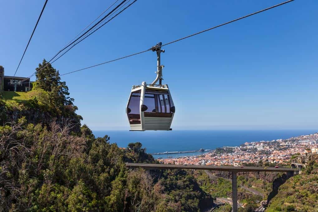 Aussicht auf die Stadt und auf Meer Madeiras genießen