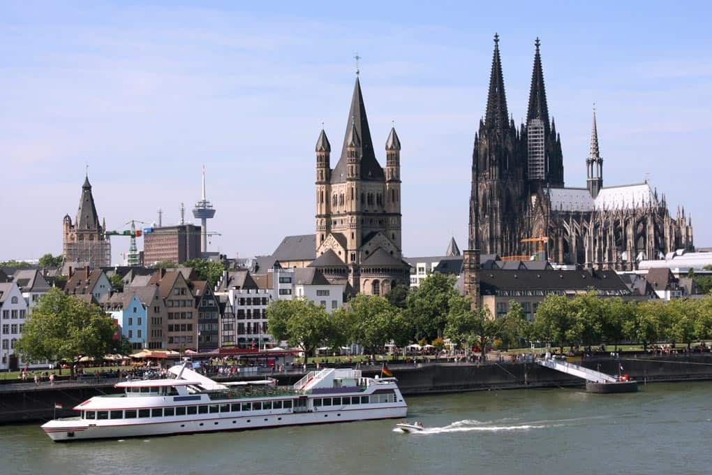 Bei einer Schiffsrundfahrt Köln kennenlernen