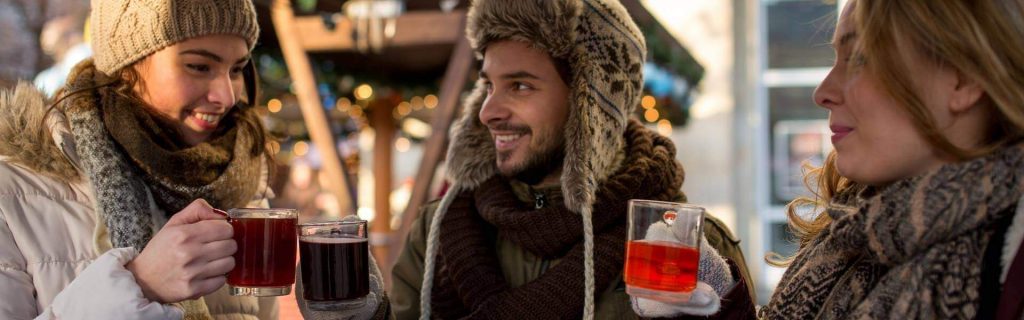 Outdoor scavenger hunt through the Christmas market with mulled wine and Globe Chaser App b-ceed Events