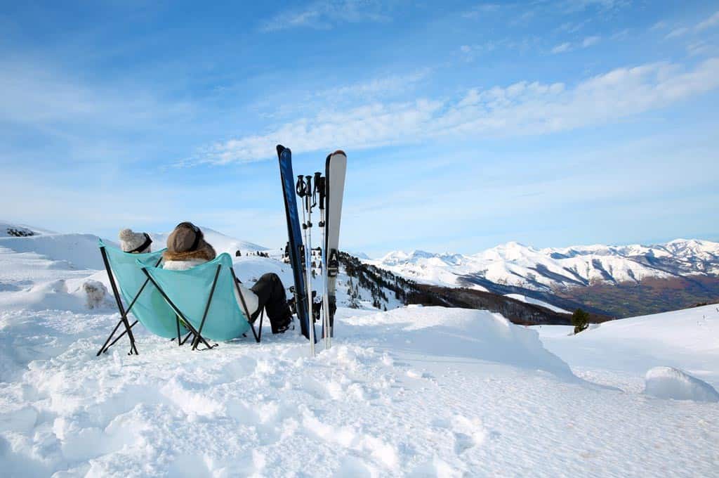 Mit Schneeschuhen durch verschneite Alpenlandschaften laufen.
