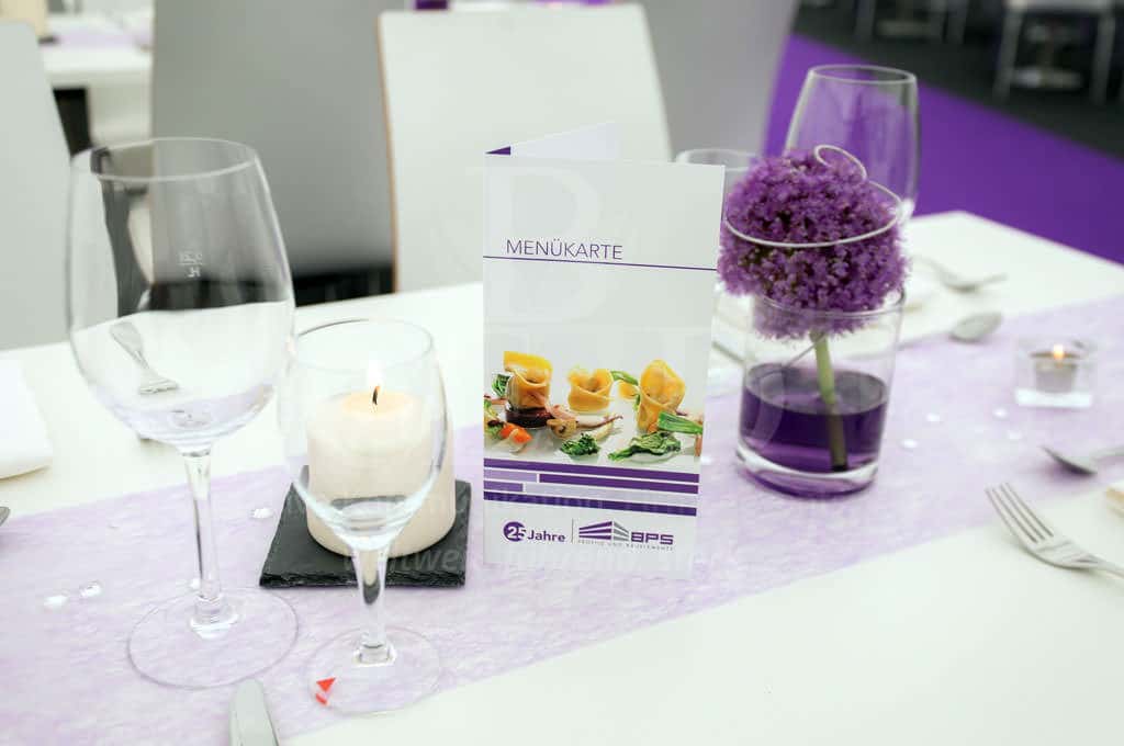 White Night decoration with matching customer colors for the anniversary with b-ceed: events