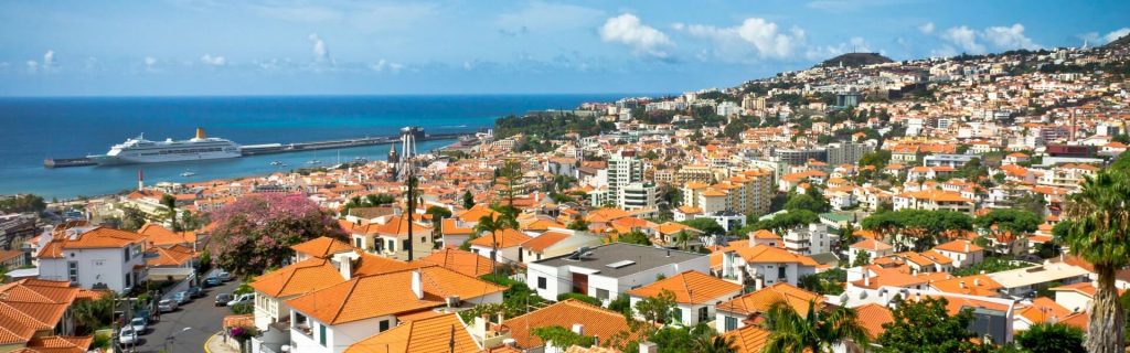 Stadtviertel auf Madeira mit Aussicht aufs Meer