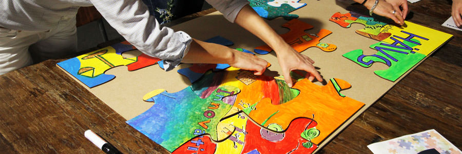 Gemeinsam kreativ werden beim Puzzle Painting mit b-ceed