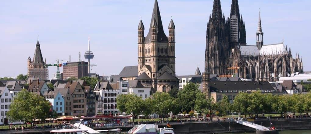 Bei einer Schiffsrundfahrt Köln kennenlernen